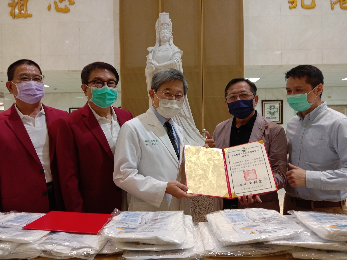 影／民間團體贈送千件全套式防護衣　北媽醫療量能倍增醫護窩心 - https://www.watchmedia01.com