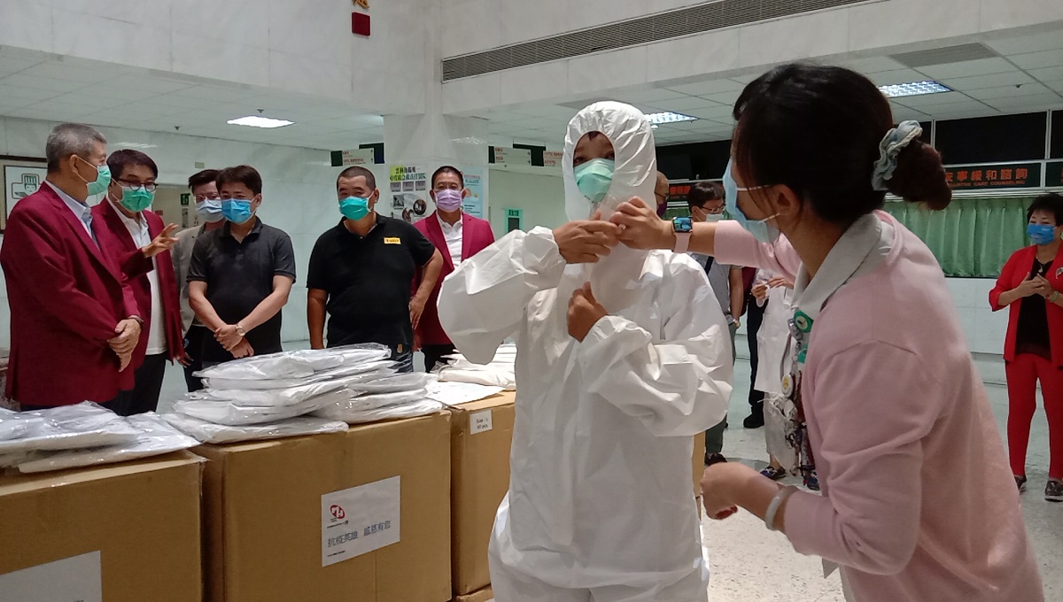 影／民間團體贈送千件全套式防護衣　北媽醫療量能倍增醫護窩心 - https://www.watchmedia01.com