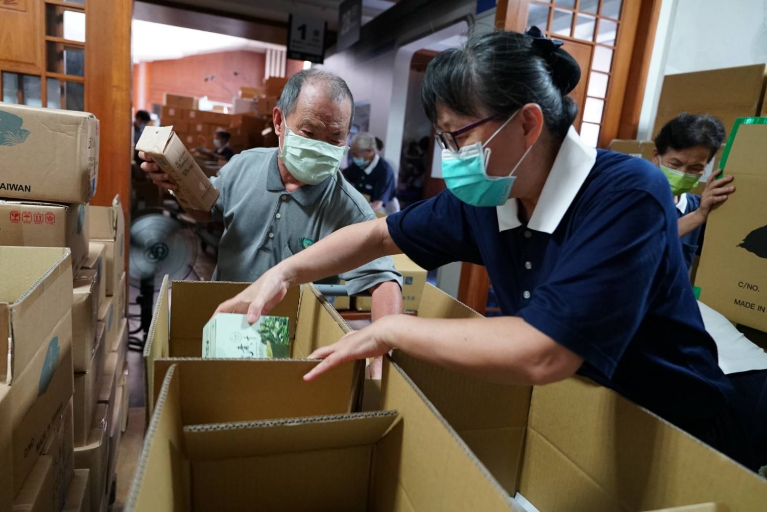 慈濟打包近萬份安心生活箱　提供彰化弱勢家庭暑期營養 - https://www.watchmedia01.com