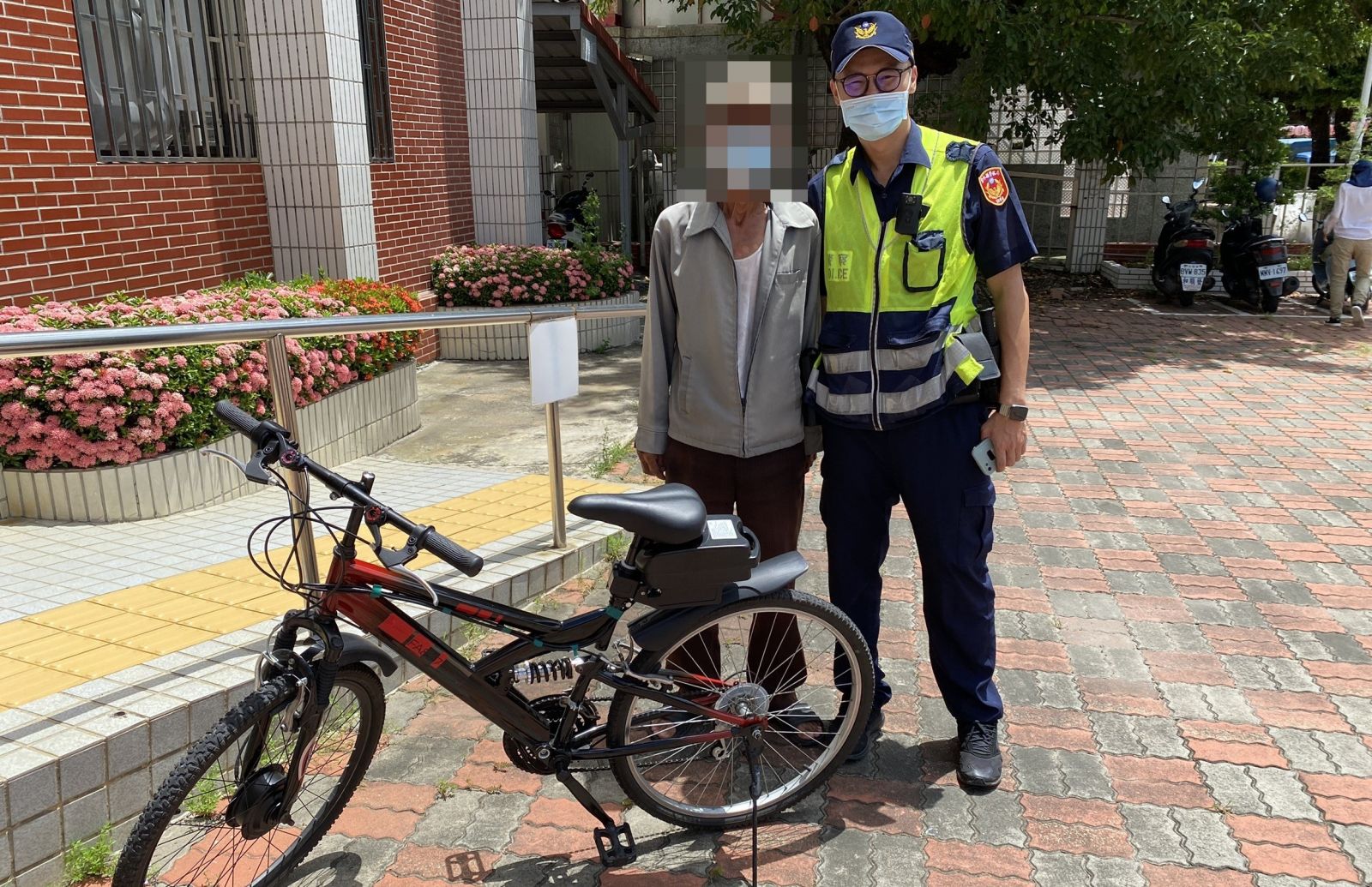 單車老翁誤闖快速道路　虎警獲報即刻救援解危 - https://www.watchmedia01.com