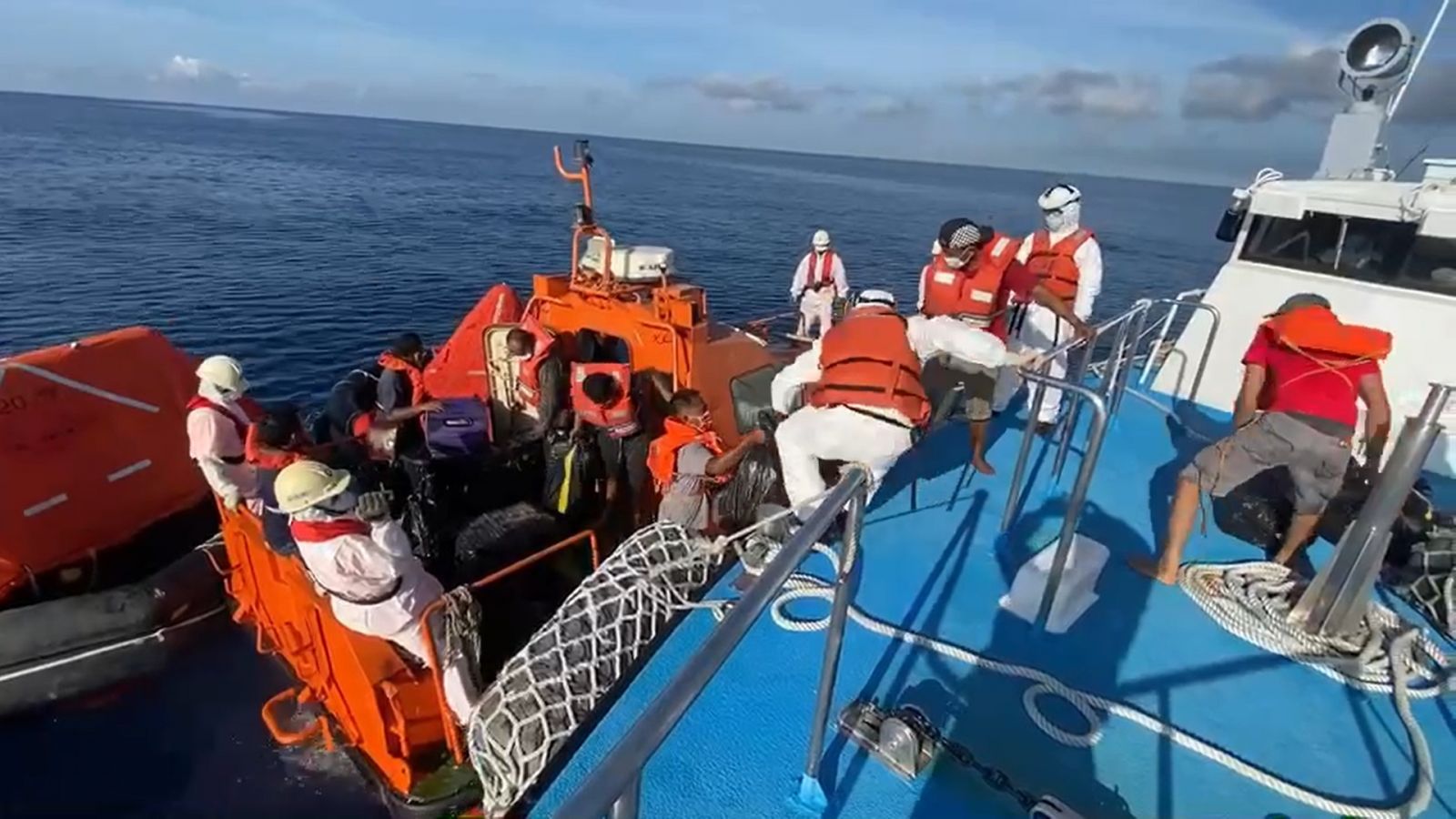 影／雲林外海外籍貨輪進水傾斜　海巡馳救印尼籍船員全獲救 - https://www.watchmedia01.com