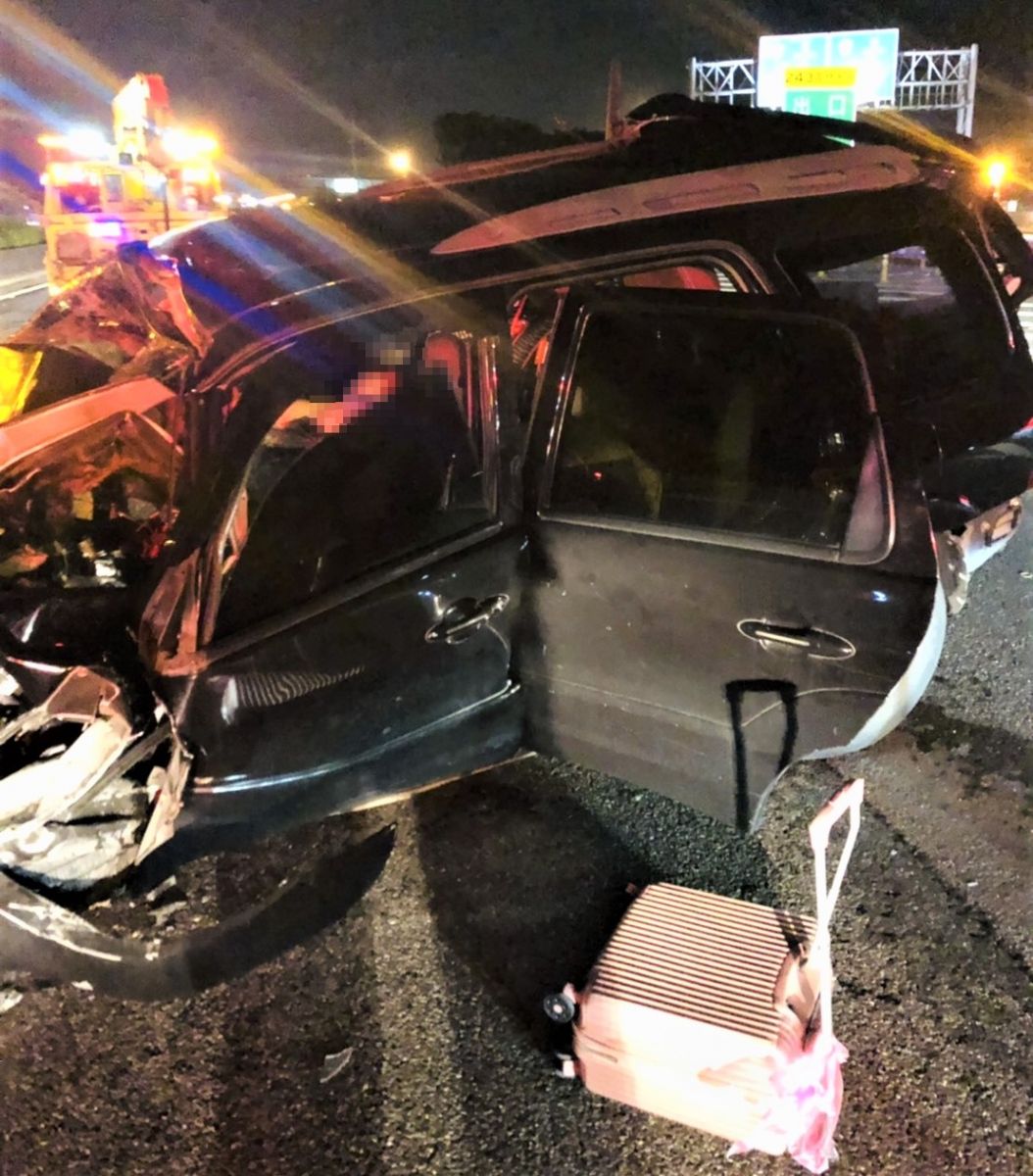 國道1號斗南路段深夜自小客追撞工程車搶救脫困 - https://www.watchmedia01.com