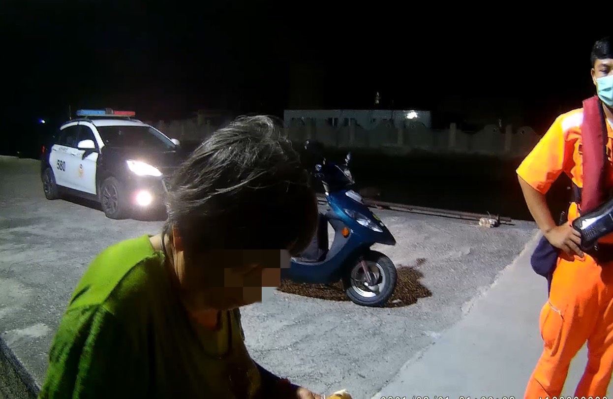 失智婦半夜溜出徘徊漁港　北港暖心女警員幫助返家 - https://www.watchmedia01.com
