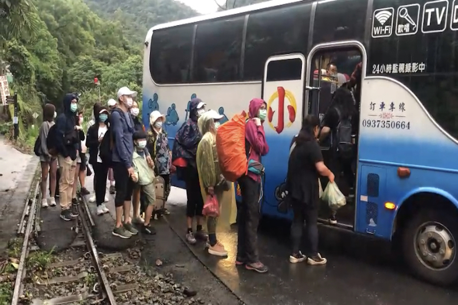 阿里山林鐵本線土石崩　中巴代替列車接駁旅客 - https://www.watchmedia01.com