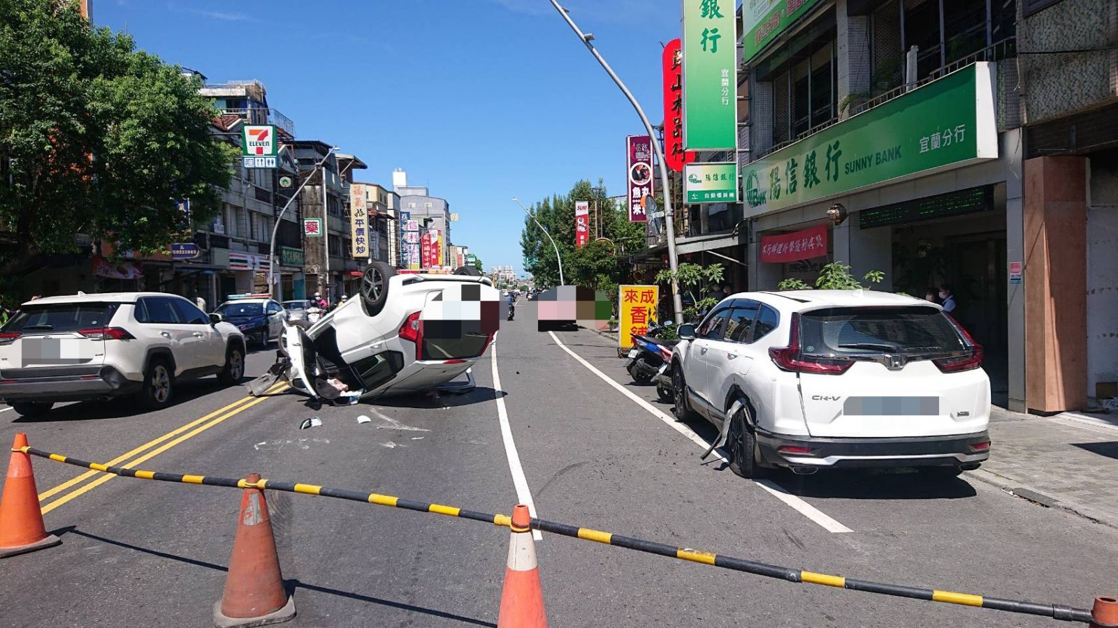 詭異！「小白」四腳朝天嚇壞路過民眾 - https://www.watchmedia01.com