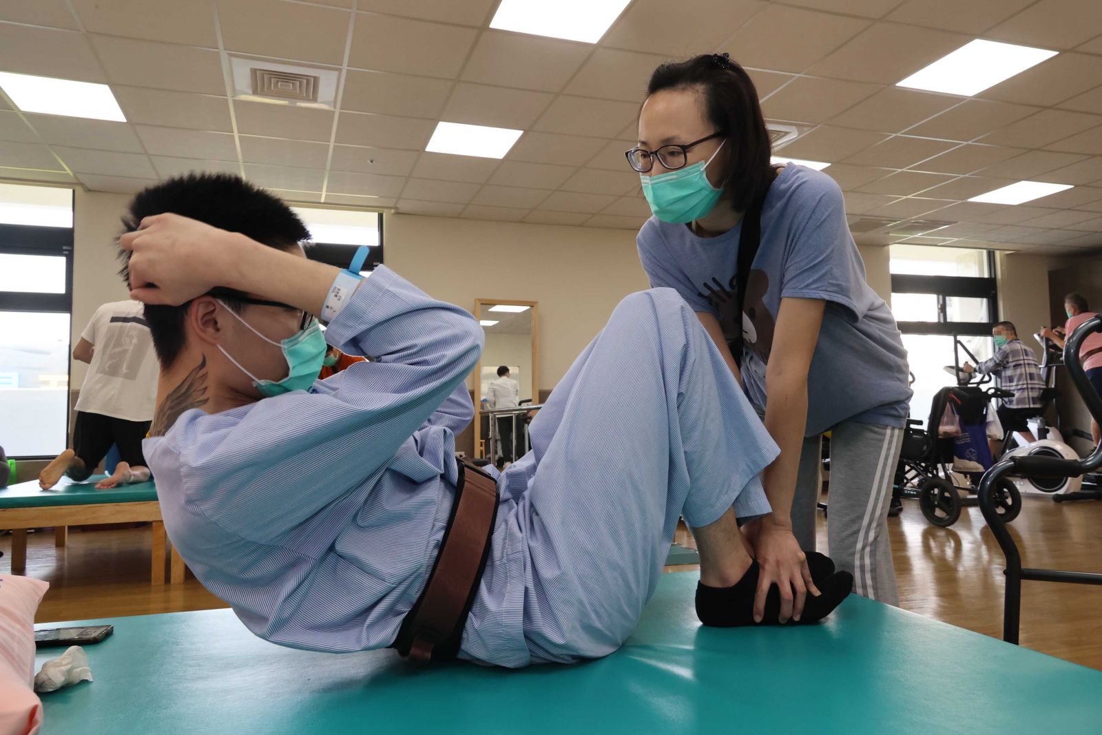 影／母愛聲聲喚！「勤復健」加「重複經顱磁刺激」腦傷男大生重新站起來 - https://www.watchmedia01.com