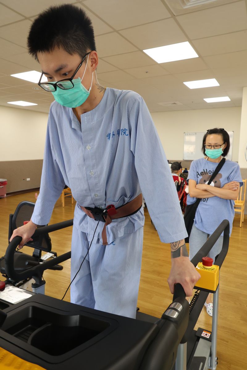 影／母愛聲聲喚！「勤復健」加「重複經顱磁刺激」腦傷男大生重新站起來 - https://www.watchmedia01.com