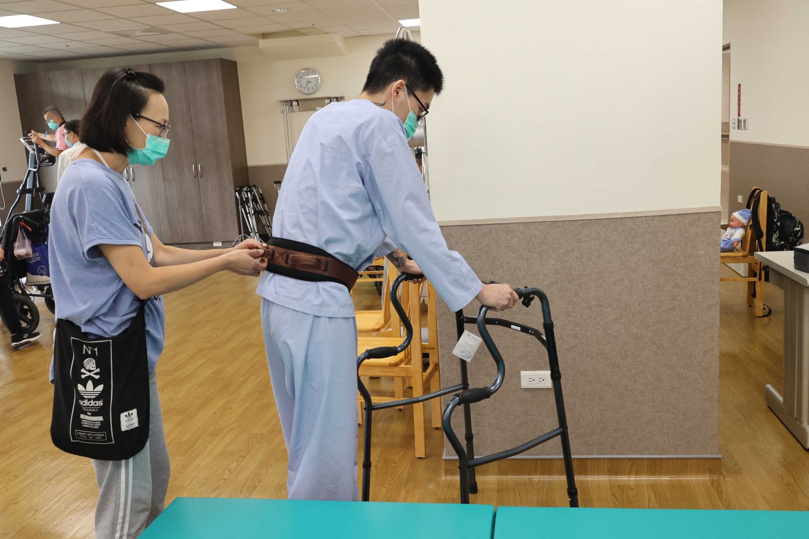 影／母愛聲聲喚！「勤復健」加「重複經顱磁刺激」腦傷男大生重新站起來 - https://www.watchmedia01.com