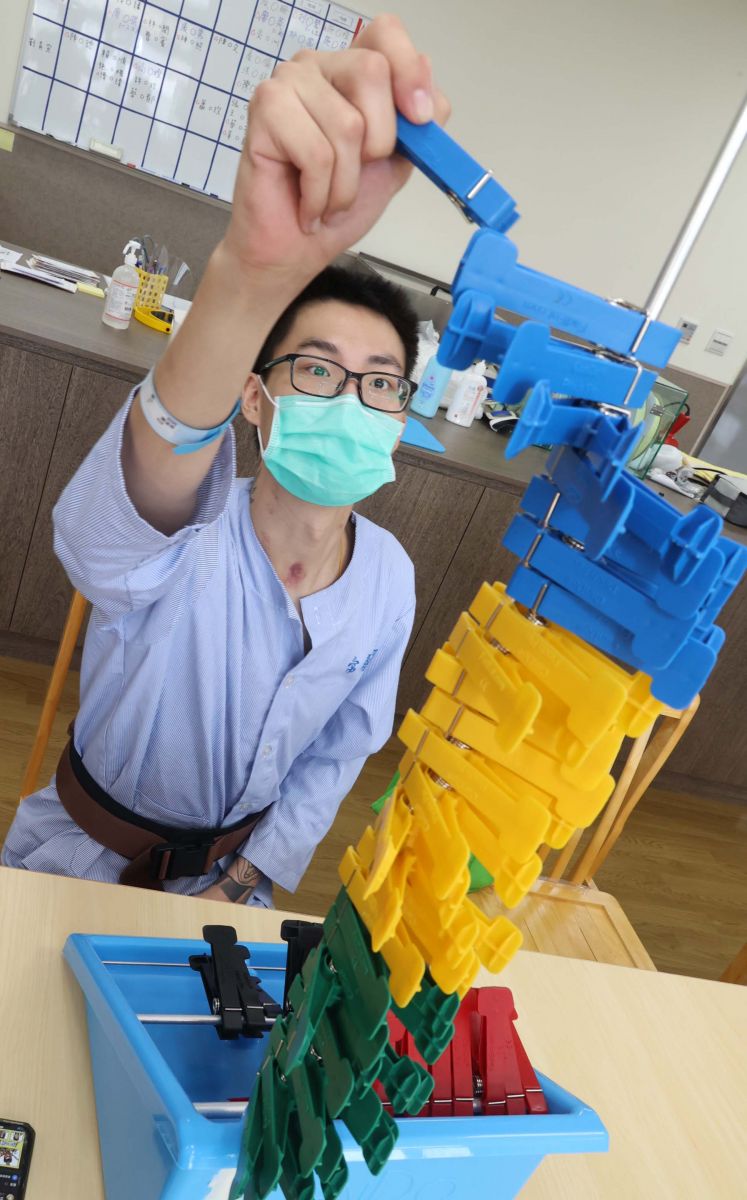 影／母愛聲聲喚！「勤復健」加「重複經顱磁刺激」腦傷男大生重新站起來 - https://www.watchmedia01.com