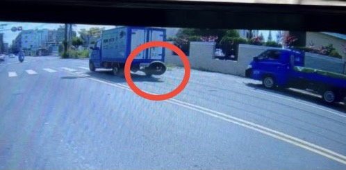離奇！ 台南男子騎車竟遭「備胎」擊落　 - https://www.watchmedia01.com