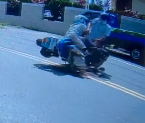 離奇！ 台南男子騎車竟遭「備胎」擊落　 - https://www.watchmedia01.com
