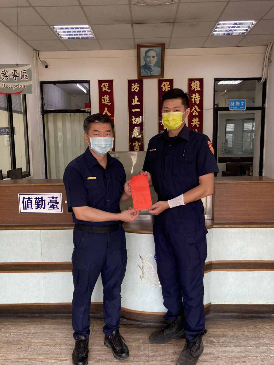 毒販遭通緝逃亡　彰縣勇警後頸被傷仍奮力緝捕送辦 - https://www.watchmedia01.com