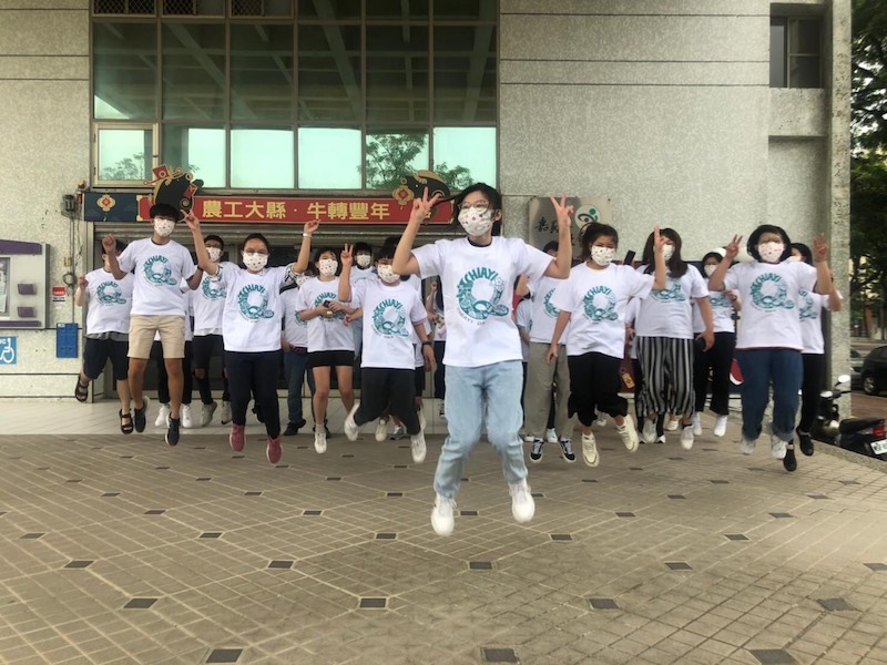 嘉縣府贈「Q嘉義」T恤　期勉工讀生心繫故鄉 - https://www.watchmedia01.com