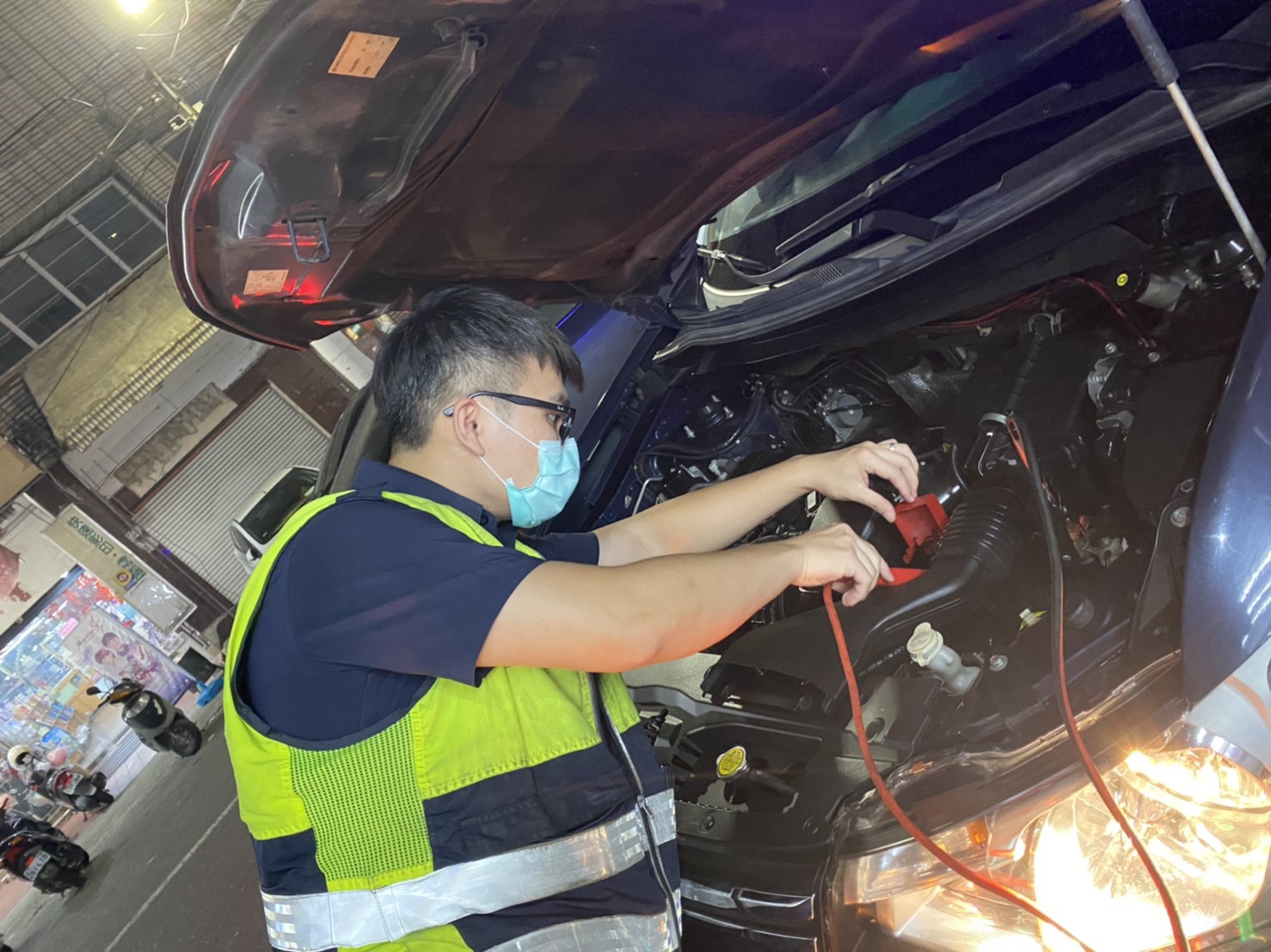 停等紅燈車突拋錨　駕駛感謝警熱心協助 - https://www.watchmedia01.com
