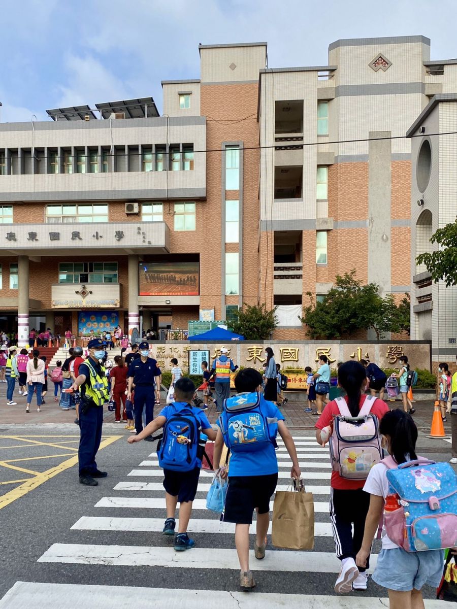 影／開學日　波麗士大人扮成卡通警察娃娃人偶「護童」 - https://www.watchmedia01.com
