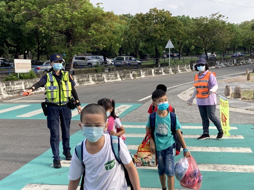 影／開學日　波麗士大人扮成卡通警察娃娃人偶「護童」 - https://www.watchmedia01.com