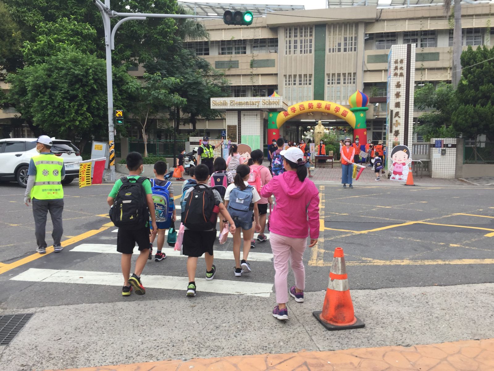 影／開學日　波麗士大人扮成卡通警察娃娃人偶「護童」 - https://www.watchmedia01.com