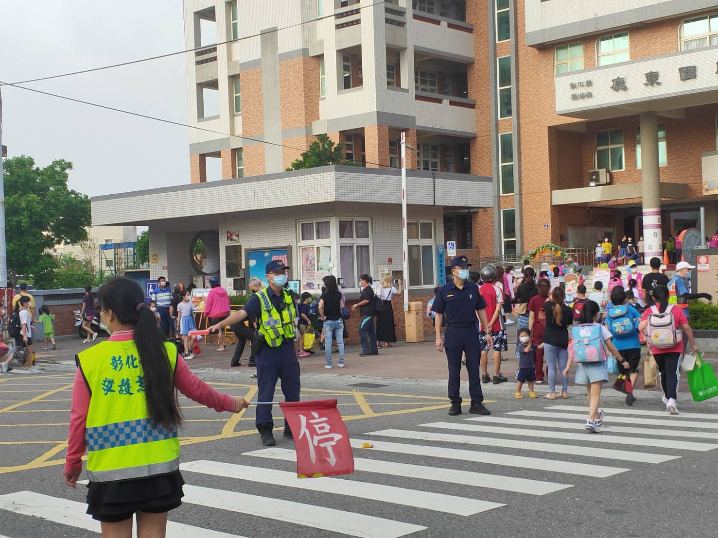 影／開學日　波麗士大人扮成卡通警察娃娃人偶「護童」 - https://www.watchmedia01.com