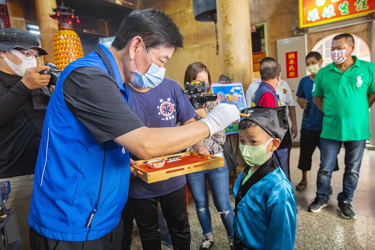 福安宮讀書王爺「開筆禮」 為下崙國小新生開啟智慧 - https://www.watchmedia01.com