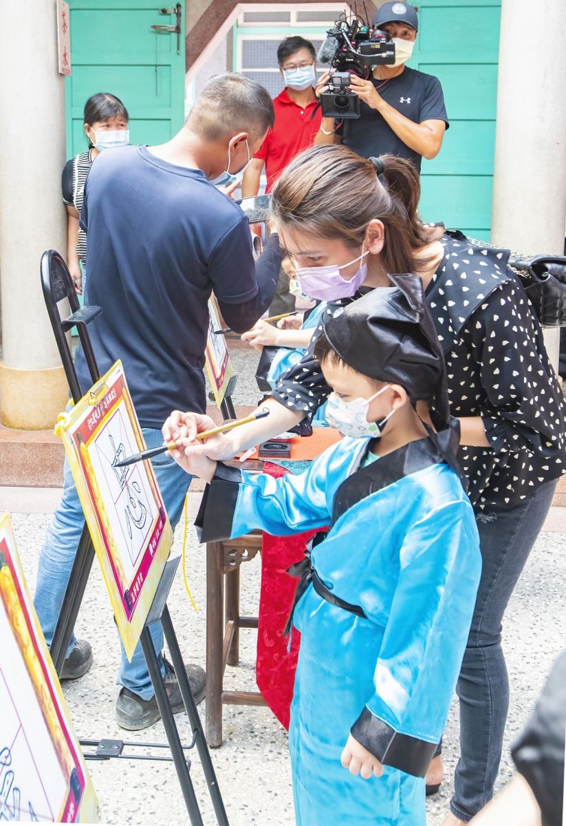 福安宮讀書王爺「開筆禮」 為下崙國小新生開啟智慧 - https://www.watchmedia01.com