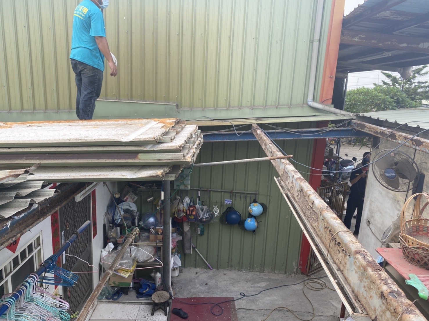影／暖心！弱勢家庭住破損漏水屋　警察志工揪團助翻修 - https://www.watchmedia01.com