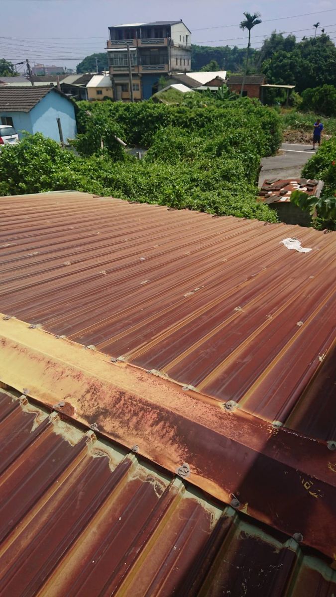 影／暖心！弱勢家庭住破損漏水屋　警察志工揪團助翻修 - https://www.watchmedia01.com