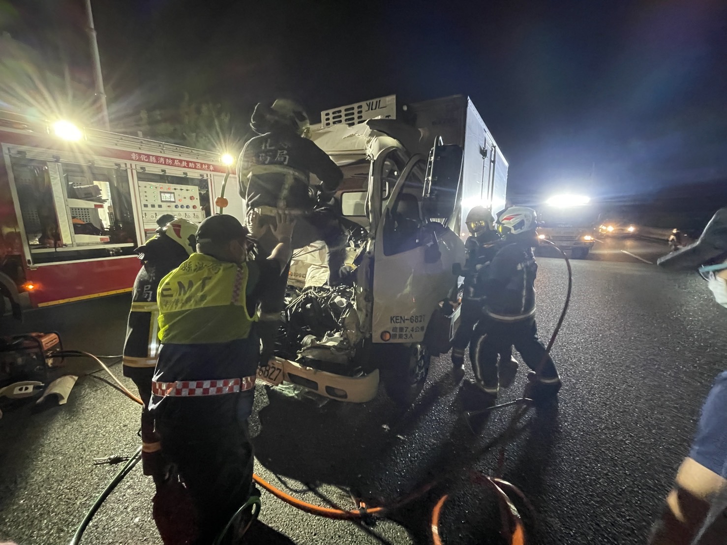 影／中山高彰化段大貨車追撞聯結車　駕駛遭夾昏傷勢嚴重 - https://www.watchmedia01.com