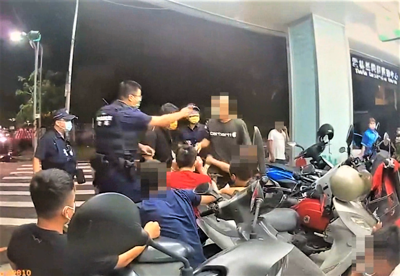 不滿超商店員態度欠佳 引朋助陣嗆聲遭警制止 - https://www.watchmedia01.com