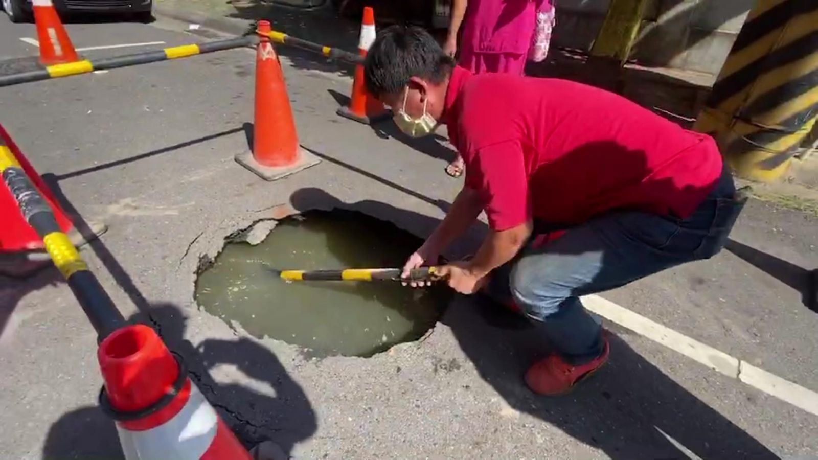 影／地層下陷？鹿港鎮富麗大鎮社區出現「小天坑」　坑洞還冒出水 - https://www.watchmedia01.com