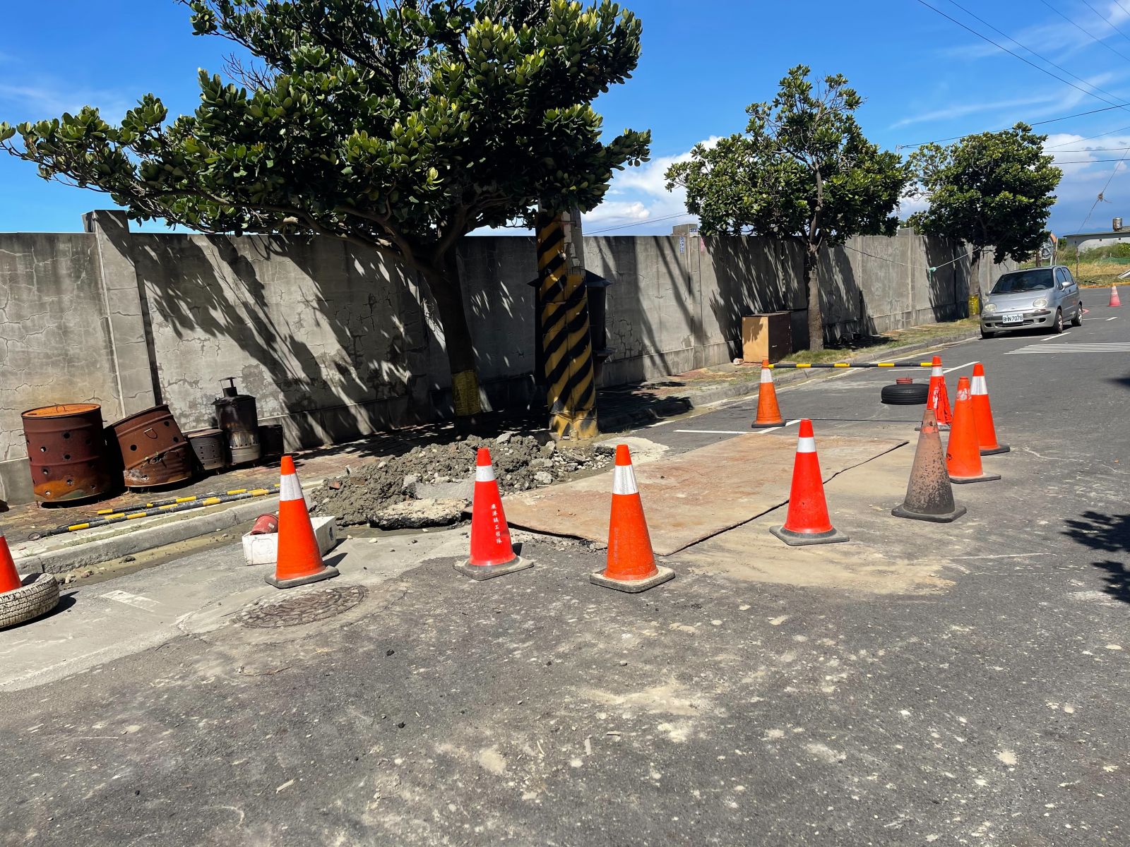 影／地層下陷？鹿港鎮富麗大鎮社區出現「小天坑」　坑洞還冒出水 - https://www.watchmedia01.com