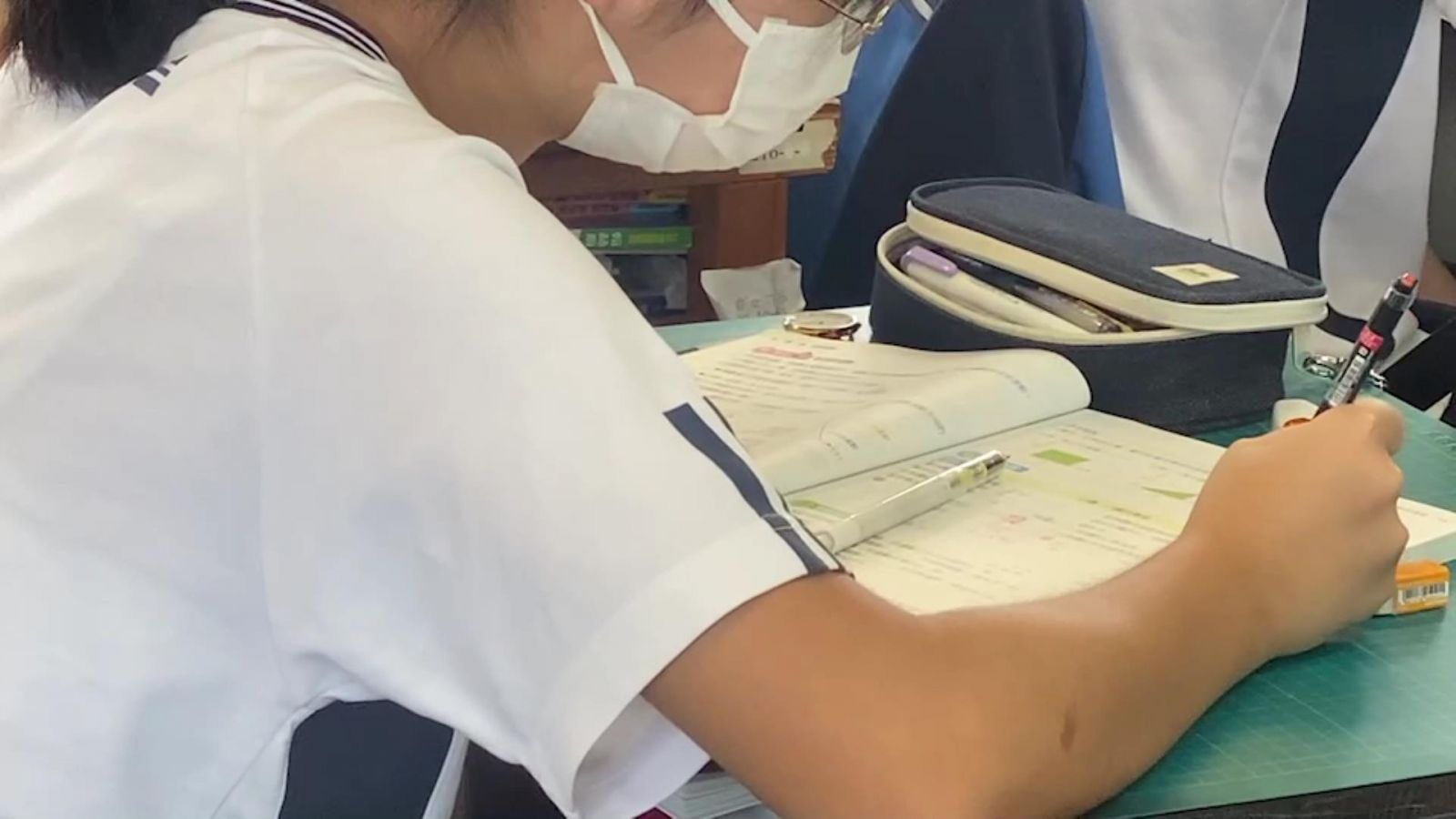 影／超尷尬！國高中生施打BNT疫苗先調查「目前是否懷孕」？ - https://www.watchmedia01.com
