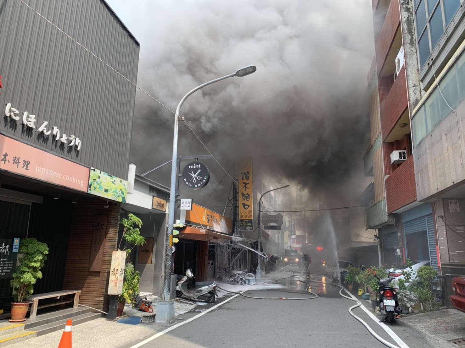 影／彰化市鬧區火鍋店火警延燒三店家　一對爺孫驚險逃劫　 - https://www.watchmedia01.com