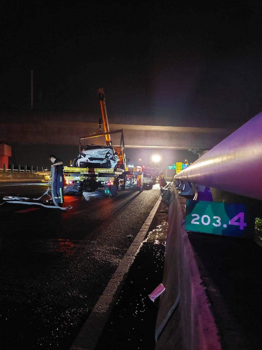 影／國道3號深夜2車追撞 大火竄燒駕駛驚惶逃生 - https://www.watchmedia01.com