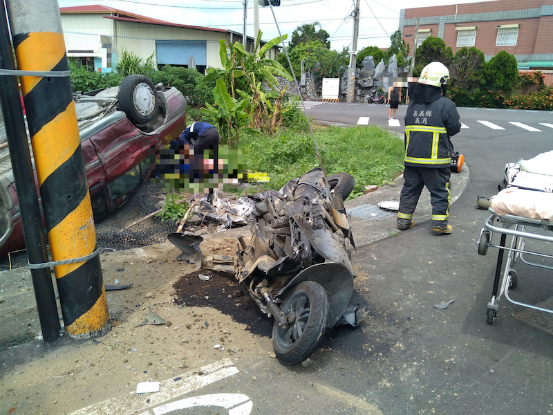汽車闖紅燈撞機車後倒栽蔥翻落田裡 三人受傷緊急送醫 - https://www.watchmedia01.com