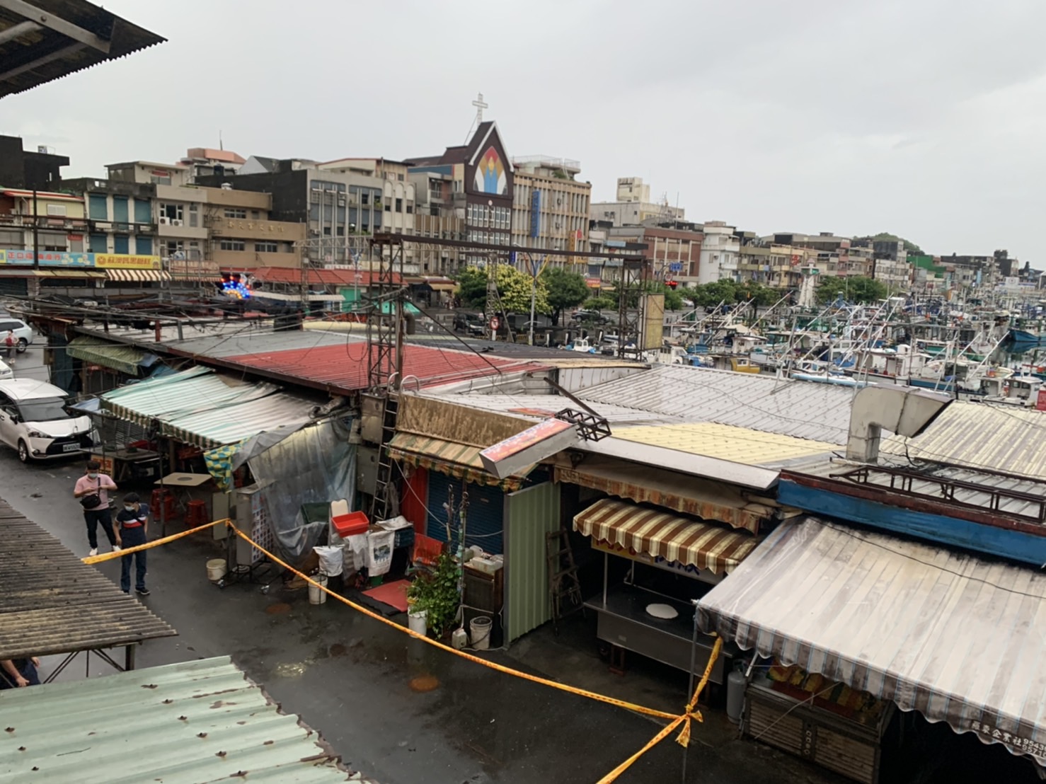 強風枉斷魂 肉丸店老闆修繕招牌不慎墜地身亡 - https://www.watchmedia01.com