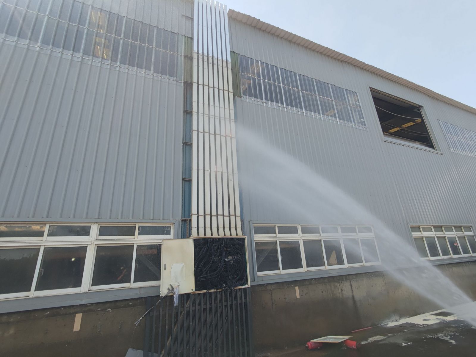 上市線材大廠太陽能設施起火　監控4小時剪斷供電線路 - https://www.watchmedia01.com