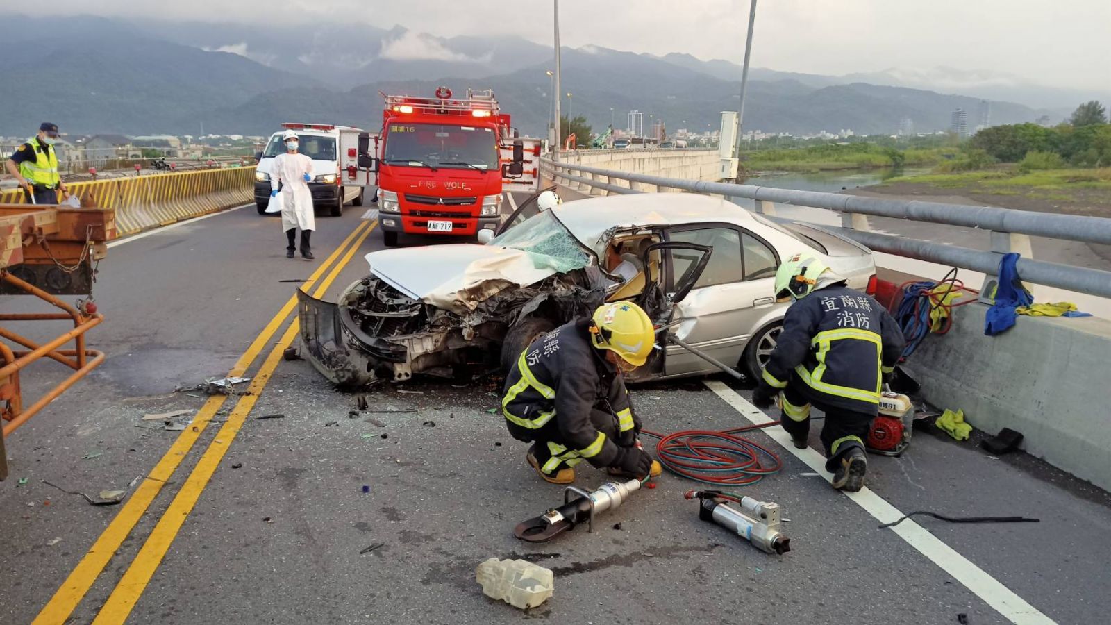 頭城竹安橋自小客車曳引車對撞 自小客駕駛送醫 - https://www.watchmedia01.com