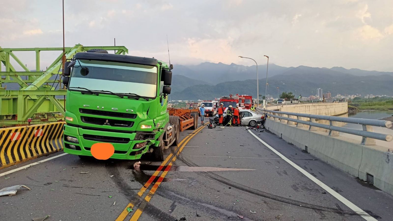 頭城竹安橋自小客車曳引車對撞 自小客駕駛送醫 - https://www.watchmedia01.com