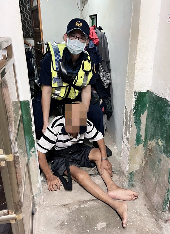 老翁跌倒起不來　遠方家屬焦急求警協助 - https://www.watchmedia01.com