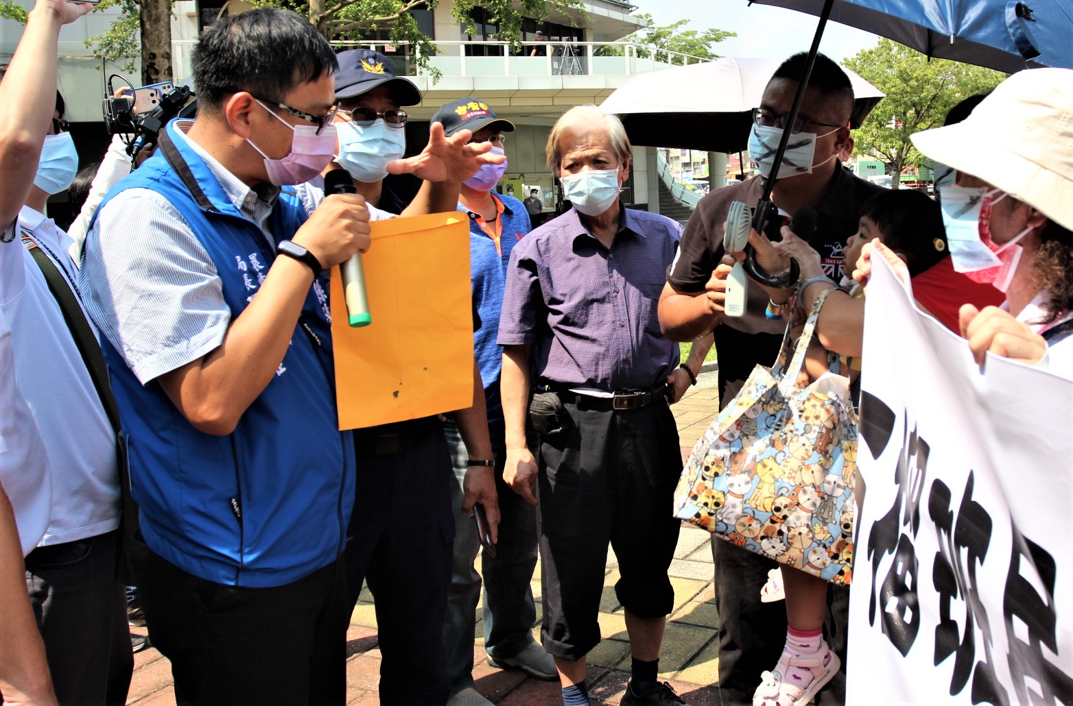 斗六石榴班居民不滿空汙 雲縣府拉布條陳情還我清新環境 - https://www.watchmedia01.com