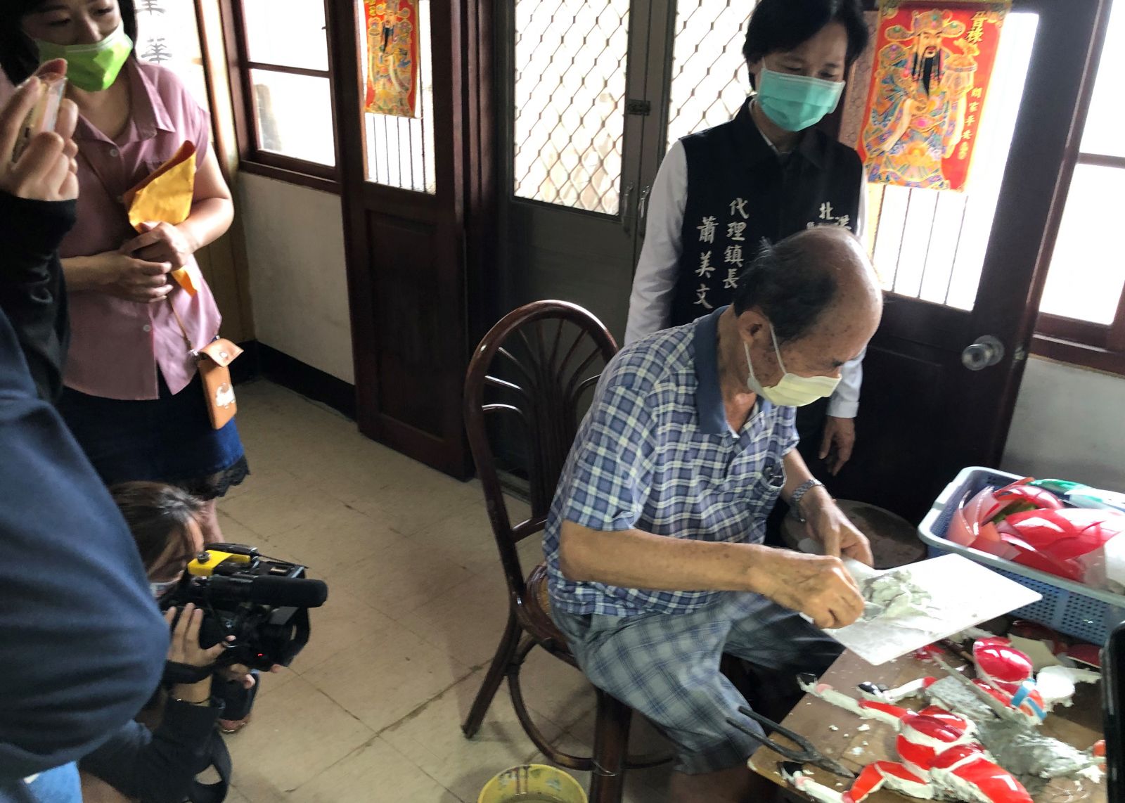 影／蘇木山獲「剪黏工藝」保存者殊榮　北港代理鎮長蕭美文貼大紅榜道賀 - https://www.watchmedia01.com