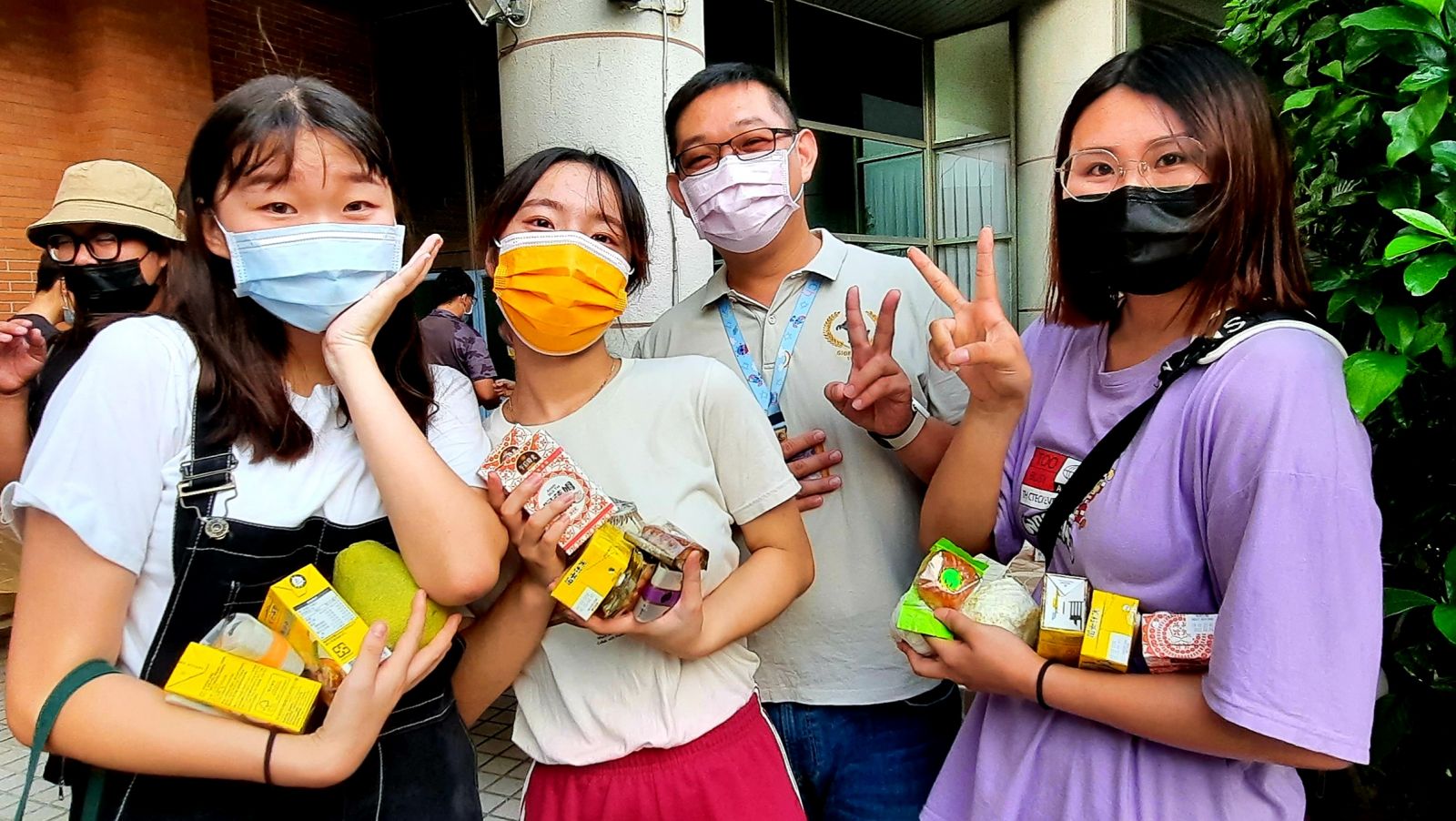 異鄉學子聽神話嚐月餅　國際學生體驗台灣中秋節 - https://www.watchmedia01.com