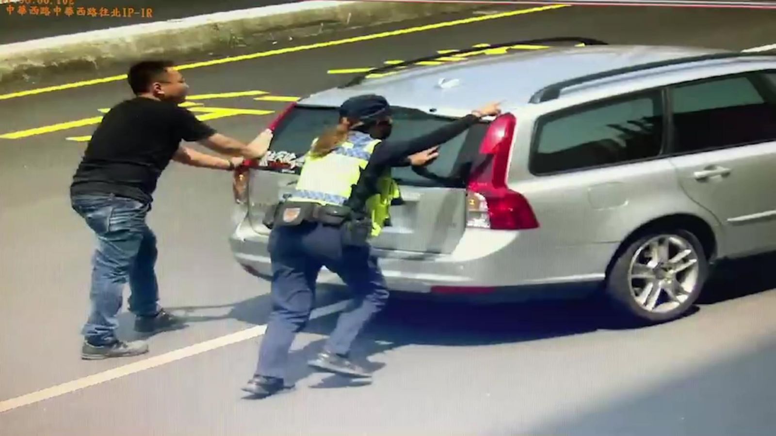 影／神力女超警蔡明雯協助推車排解車道堵塞 - https://www.watchmedia01.com