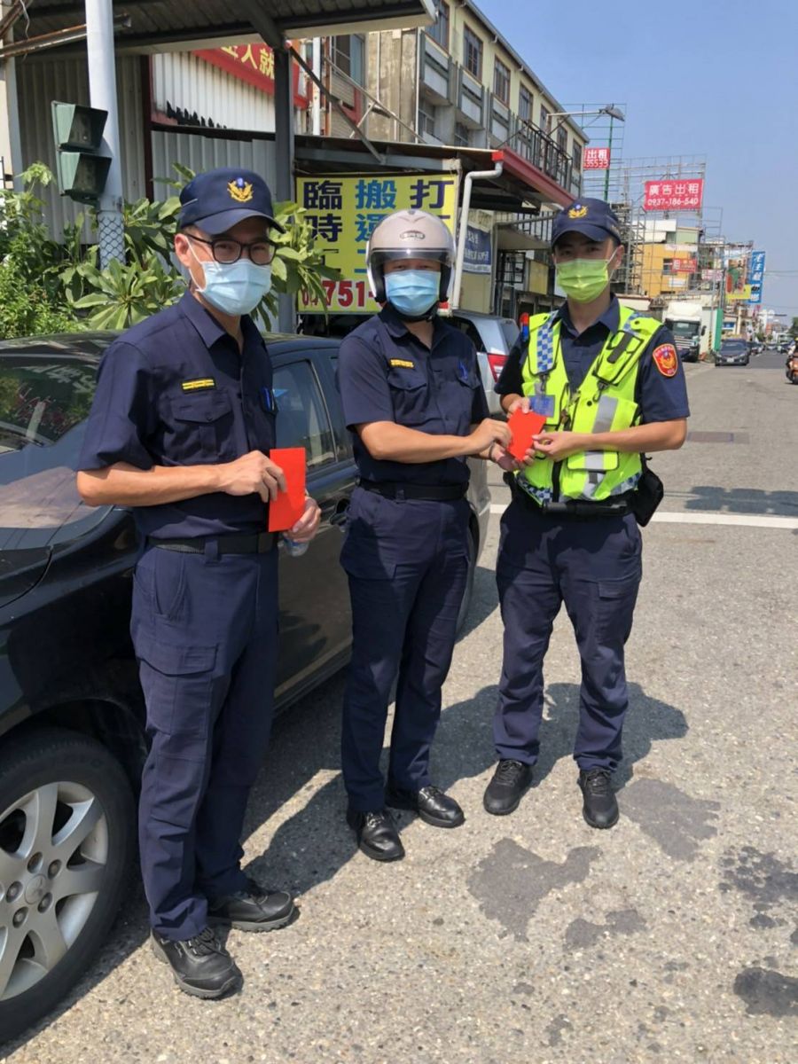 影／神力女超警蔡明雯協助推車排解車道堵塞 - https://www.watchmedia01.com