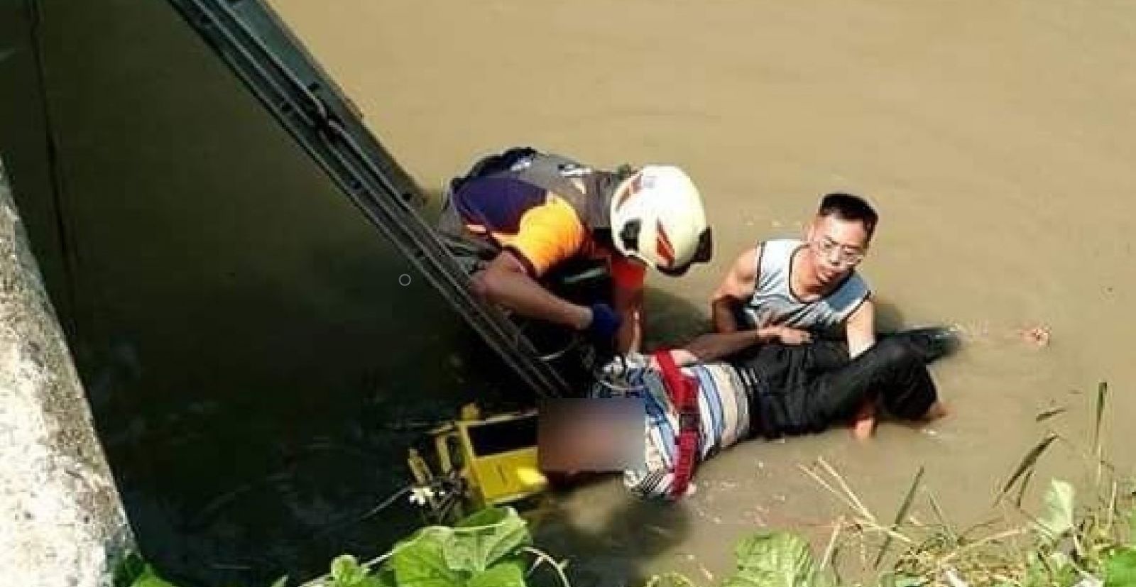 老翁騎車撞橋墩意外落水　勇警緊急跳水鬼門關搶人 - https://www.watchmedia01.com