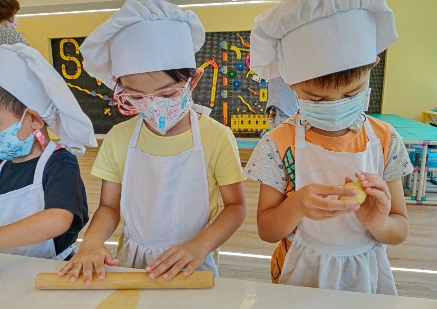 環球幼兒園多功能教室　手作月餅暖送家扶15位大哥哥 - https://www.watchmedia01.com