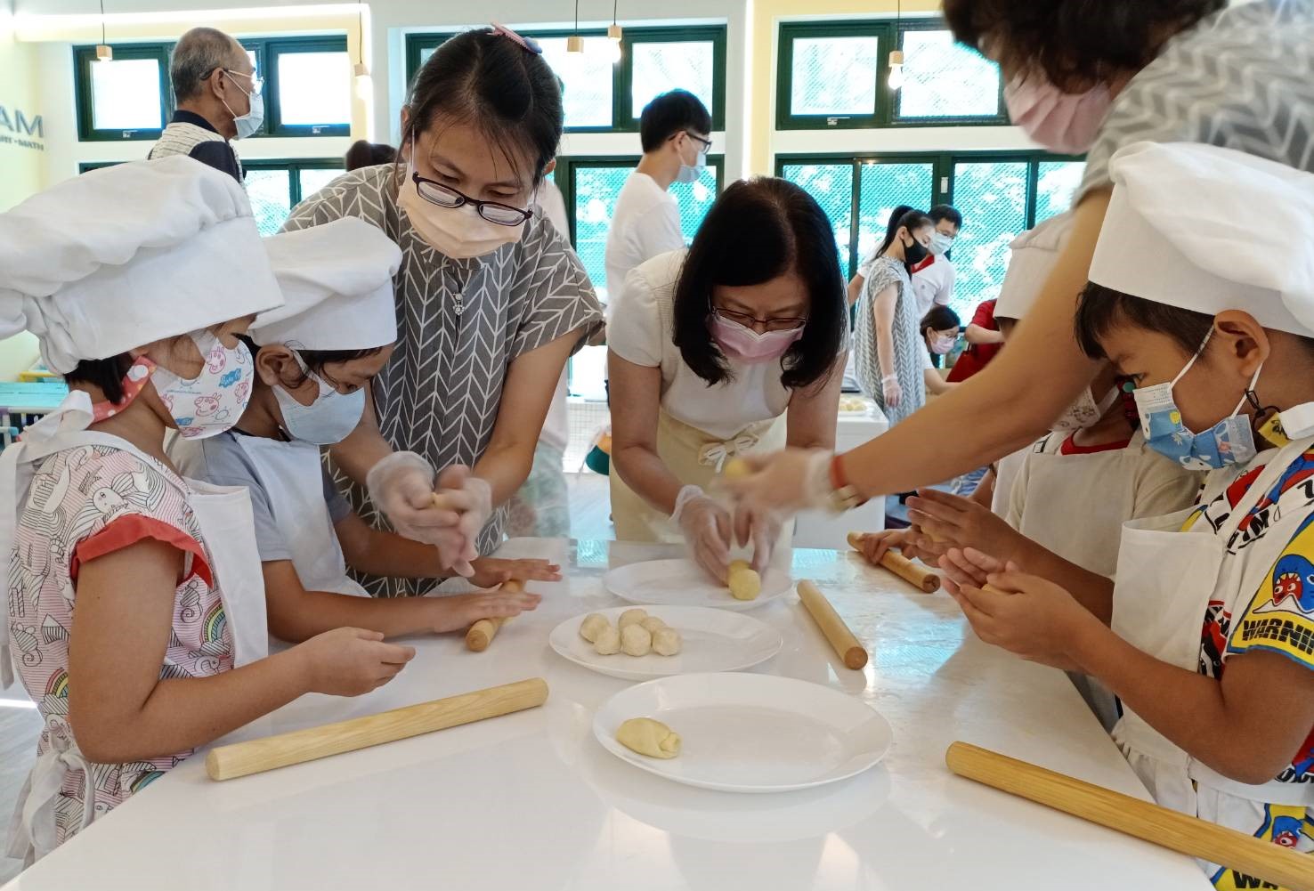 環球幼兒園多功能教室　手作月餅暖送家扶15位大哥哥 - https://www.watchmedia01.com