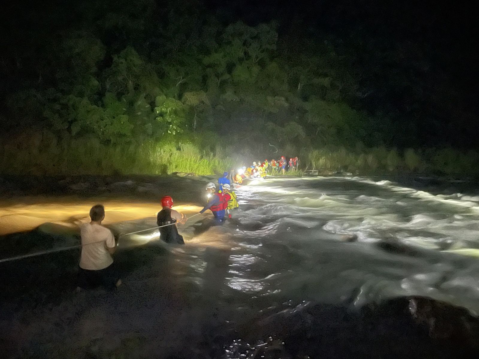 溯溪突遇溪水暴漲 20人受困南澳北溪宜縣消防局馳援脫困 - https://www.watchmedia01.com