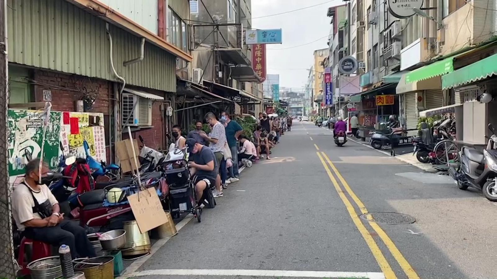 影／太誇張! 民眾大排長龍購買蛋黃酥恐成防疫破口　林世賢轟「飢餓行銷」不足取 - https://www.watchmedia01.com