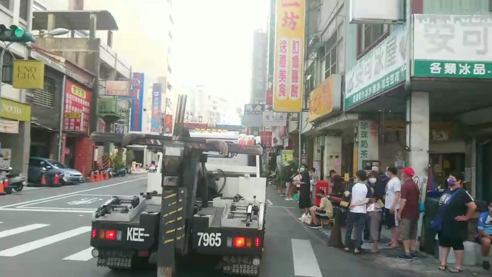 影／太誇張! 民眾大排長龍購買蛋黃酥恐成防疫破口　林世賢轟「飢餓行銷」不足取 - https://www.watchmedia01.com
